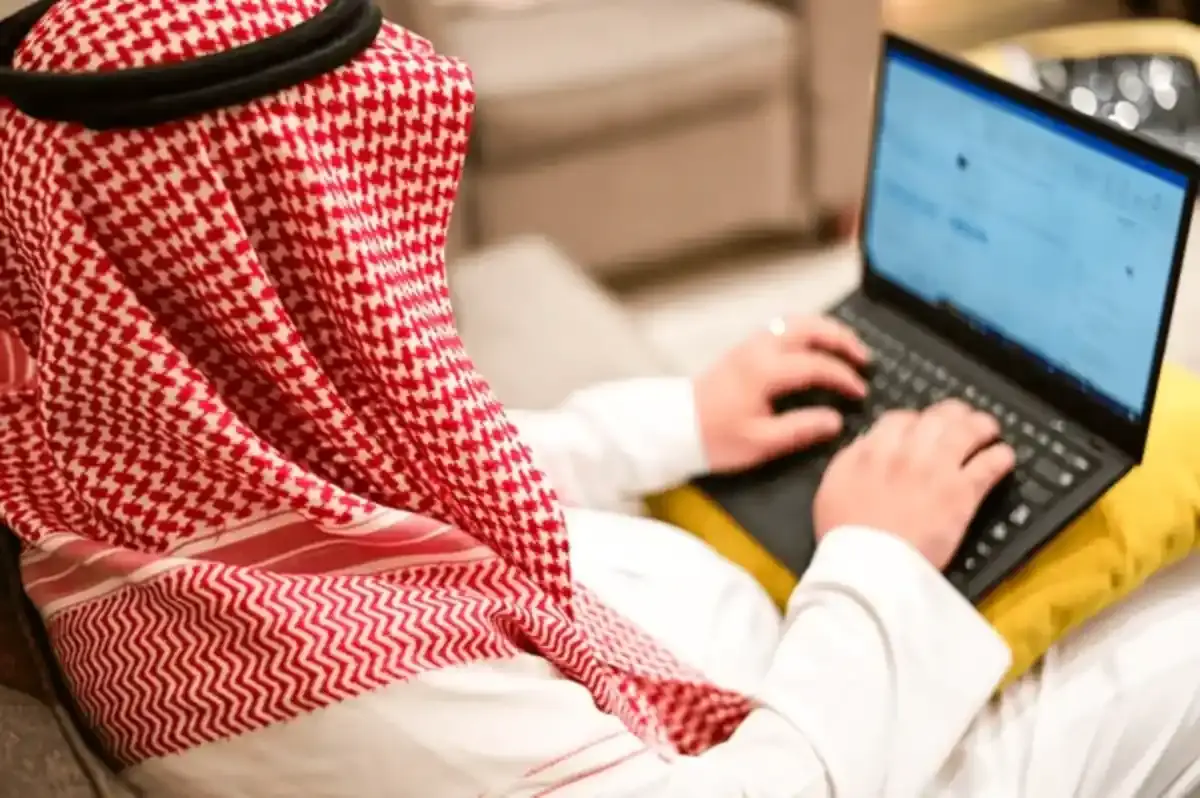 Saudi freelancer working on laptop encountering Stripe payment barriers