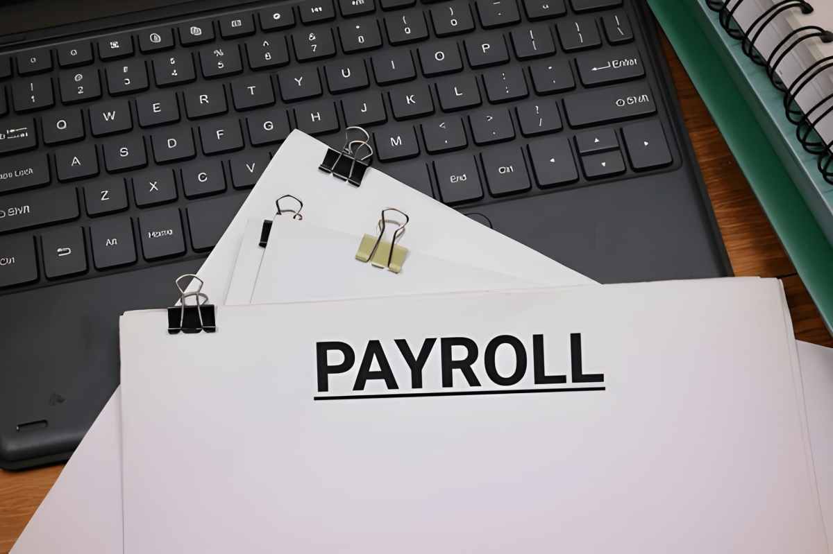 UK PAYE registration and RTI filing process diagram showing employer steps from HMRC registration to first payroll submission